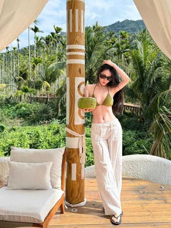 Người đẹp diện bikini tạo dáng trước biển