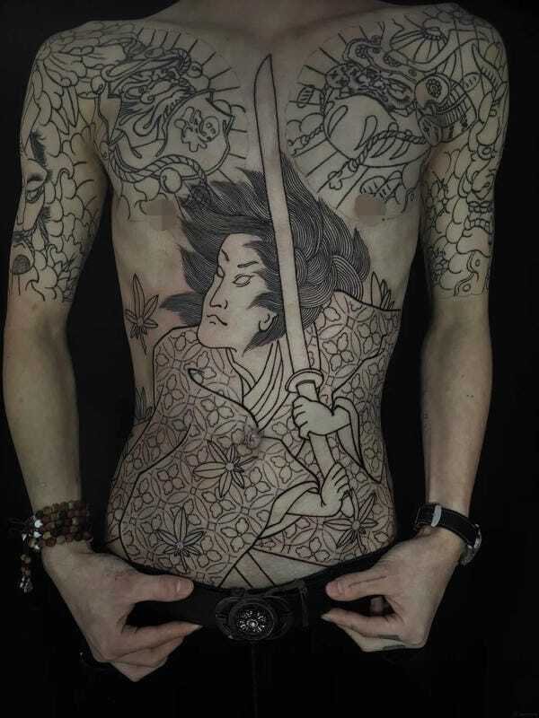 Hình xăm full bụng nam phong cách blackwork nổi bật
