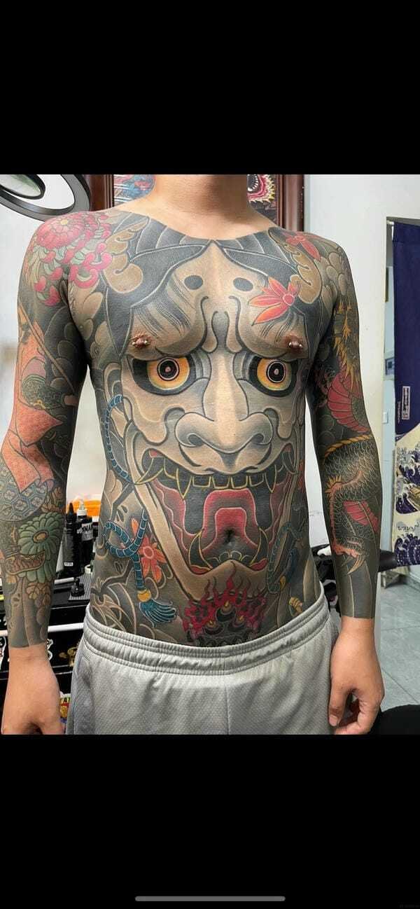 Hình xăm full bụng nam với họa tiết samurai