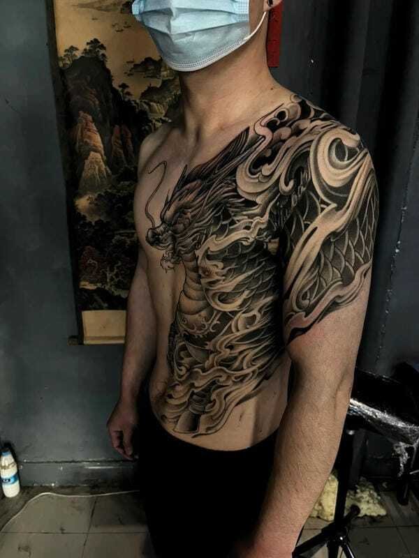 Hình xăm full bụng nam với đường nét tinh xảo