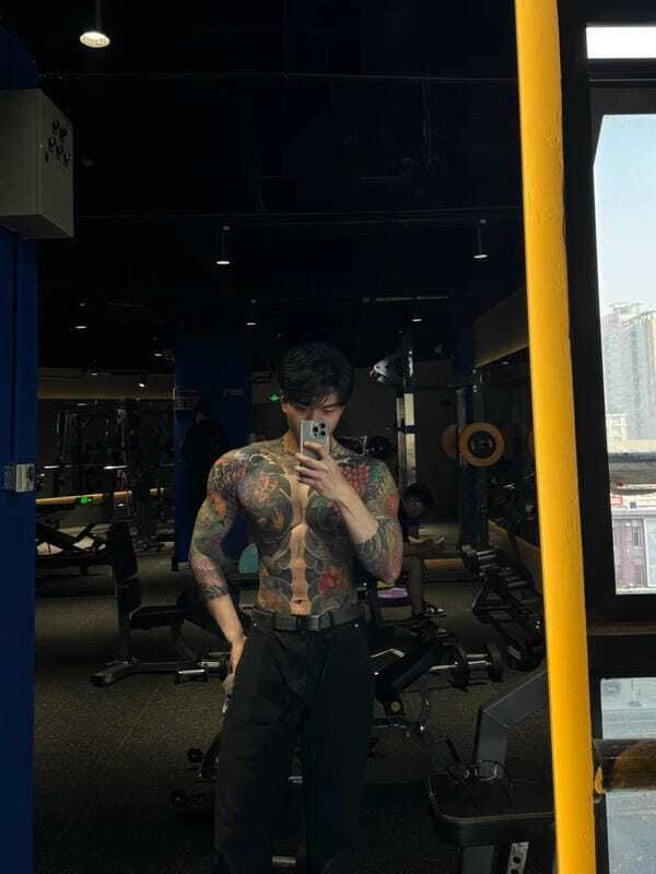 Hình xăm full bụng nam phong cách tattoo cá tính