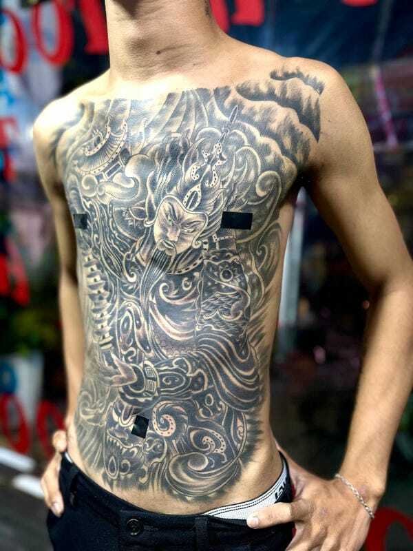 Hình xăm full bụng nam tông đen xám ấn tượng