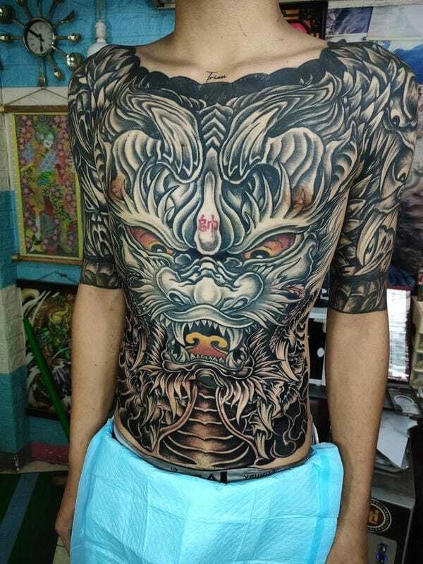 Hình xăm full bụng nam phong cách truyền thống