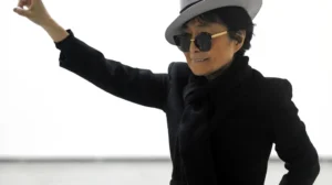 ai-la-nguoi-sang-tac-bai-hat-imagine-he-lo-bi-mat-ang-sau-ba_879