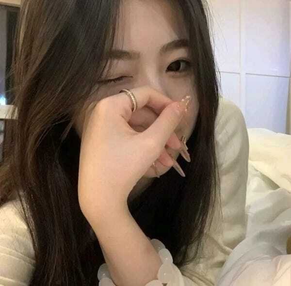 Avatar nữ che mặt người thật phong cách lạnh lùng