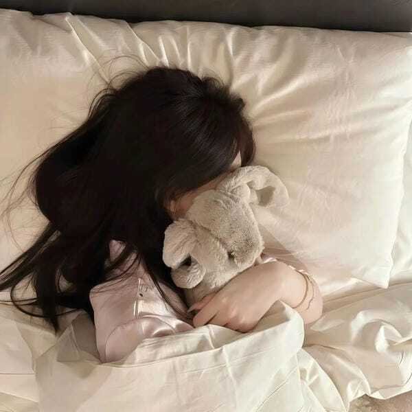 Avatar nữ che mặt người thật chụp trước gương