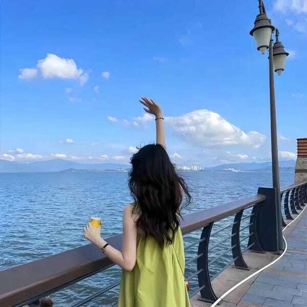 ảnh cô gái quay lưng 23