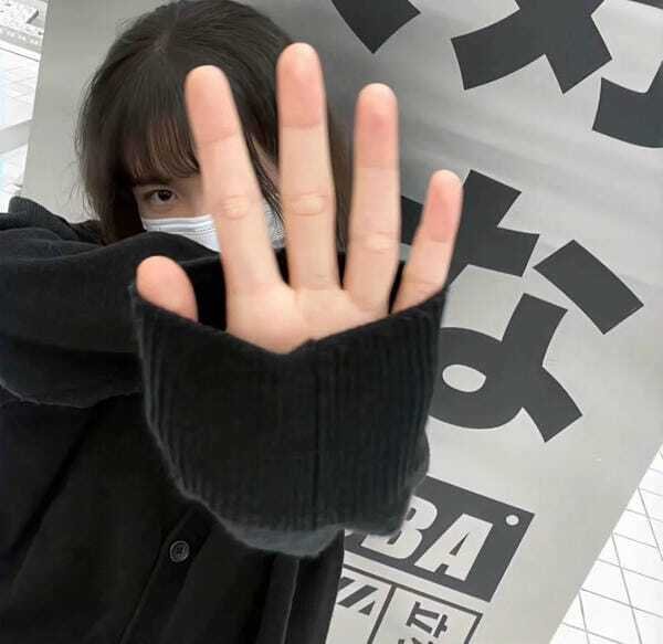 ảnh gái che mặt 12