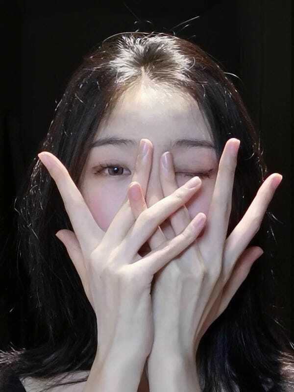 ảnh gái che mặt 17