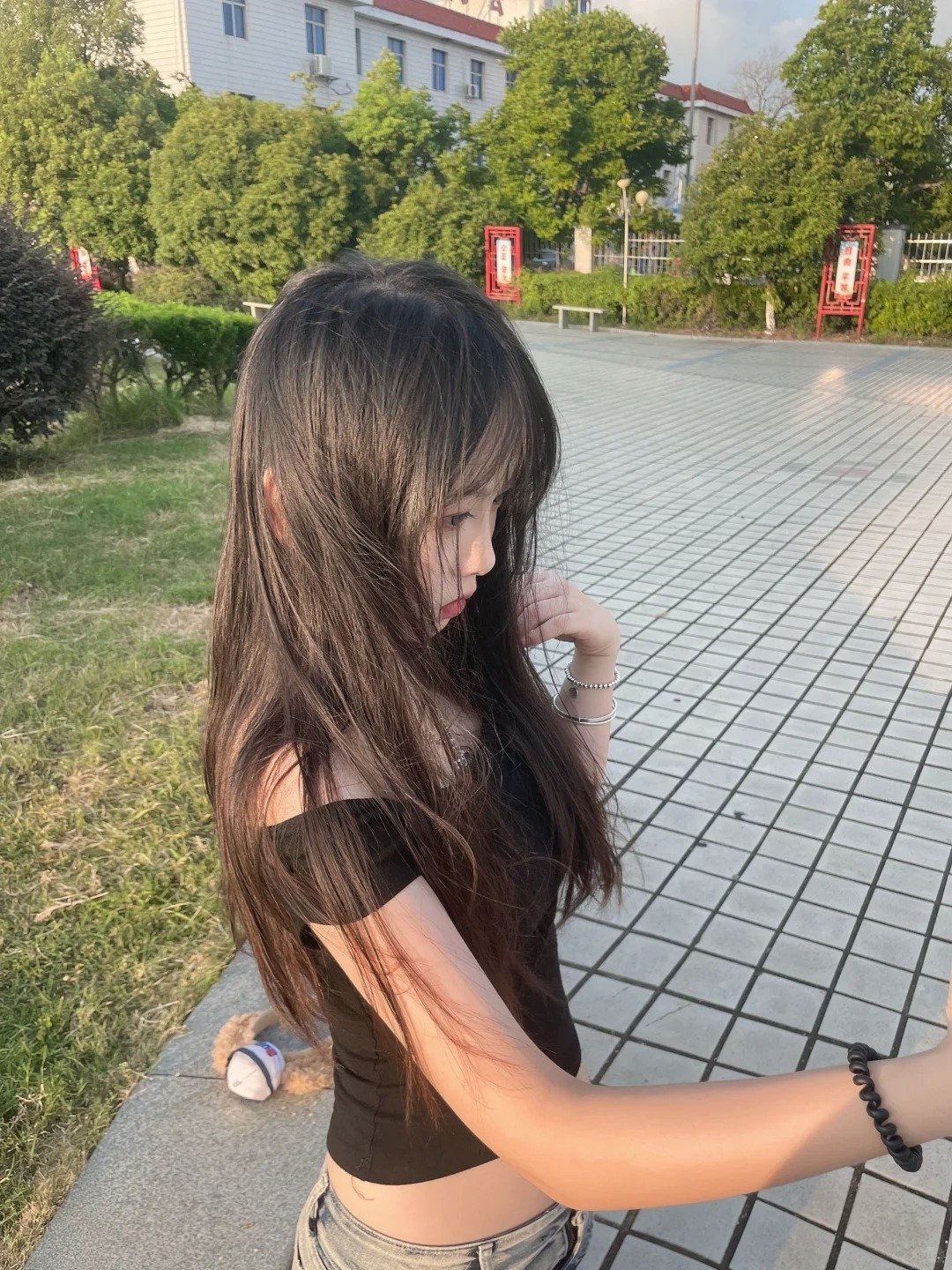 ảnh gái xinh cười che mặt