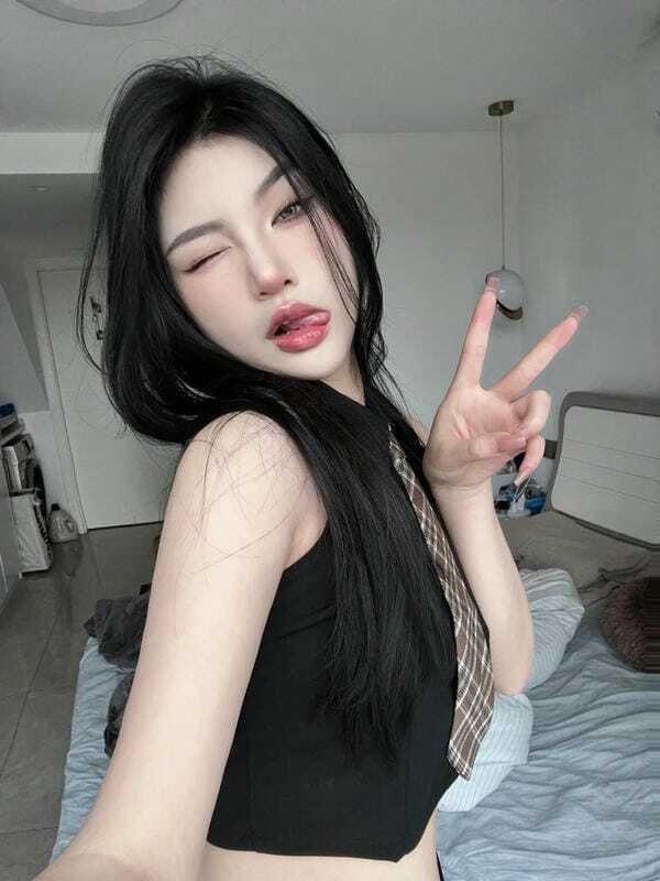 ảnh gái xinh lè lưỡi