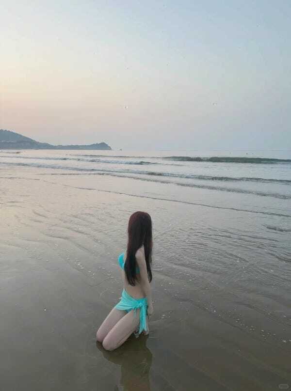 ảnh gái xinh mặc bikini đi biển che mặt 10