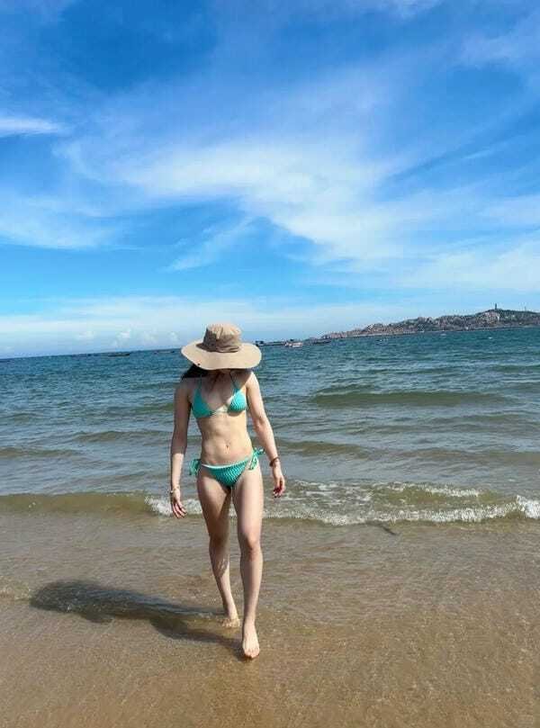 ảnh gái xinh mặc bikini đi biển che mặt 16