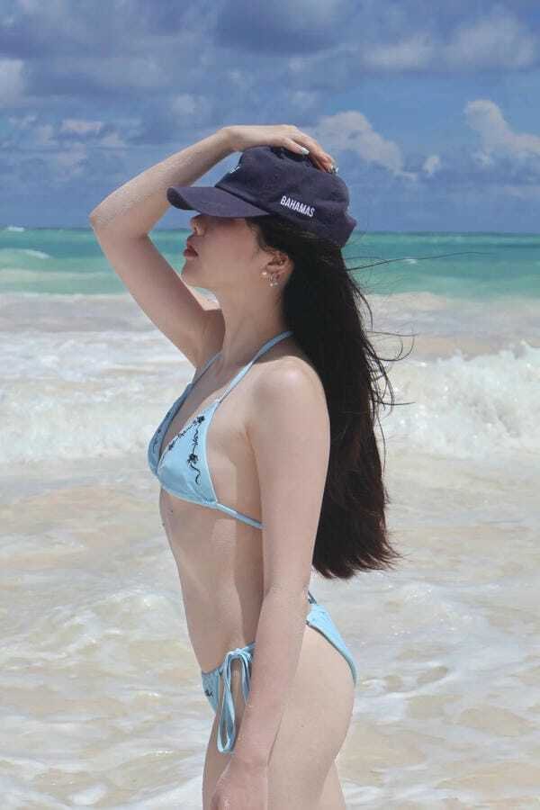 ảnh gái xinh mặc bikini đi biển che mặt 20
