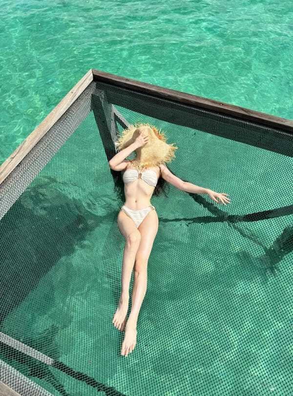 ảnh gái xinh mặc bikini đi biển che mặt 21