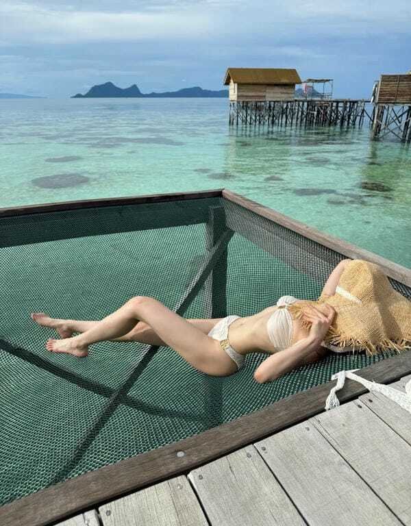 ảnh gái xinh mặc bikini đi biển che mặt 22