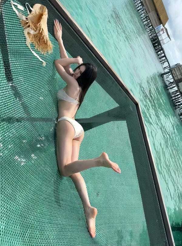 ảnh gái xinh mặc bikini đi biển che mặt 23