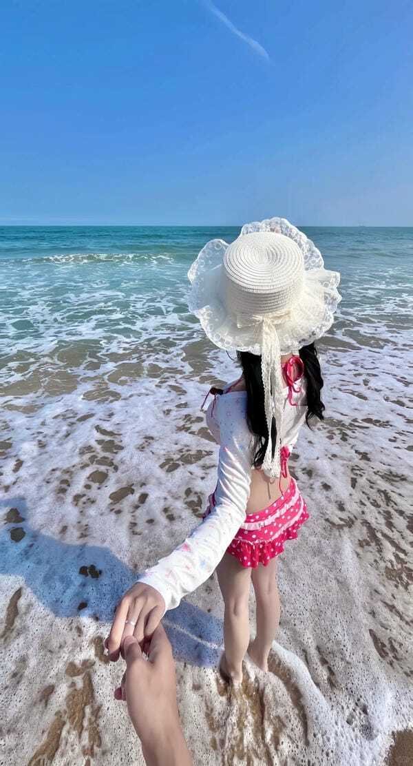 ảnh gái xinh mặc bikini đi biển che mặt 24