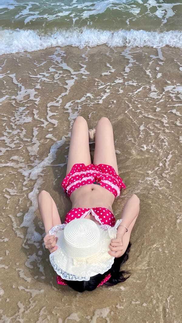 ảnh gái xinh mặc bikini đi biển che mặt 25