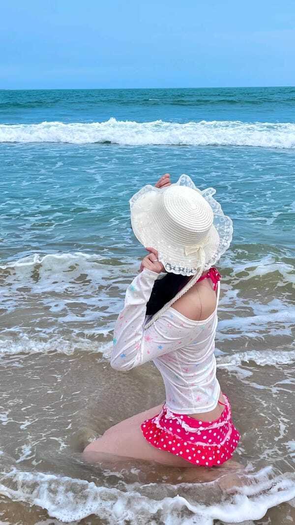 ảnh gái xinh mặc bikini đi biển che mặt 26