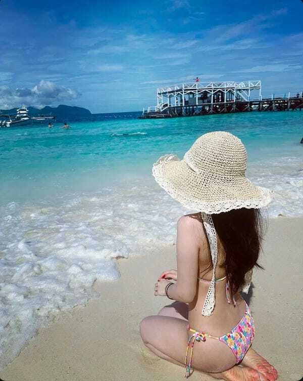 ảnh gái xinh mặc bikini đi biển che mặt 5