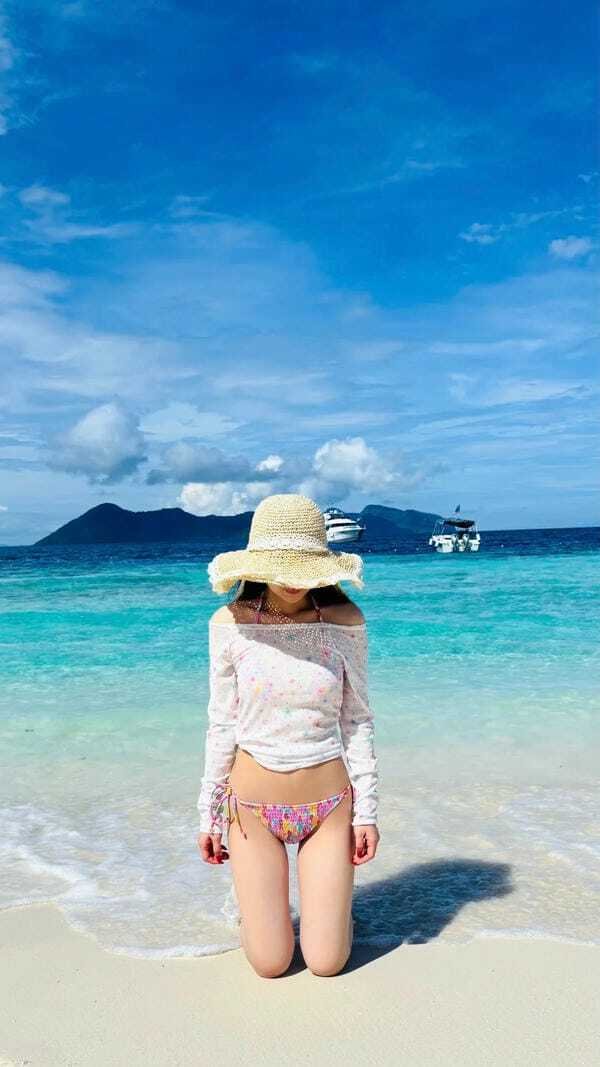 ảnh gái xinh mặc bikini đi biển che mặt 6