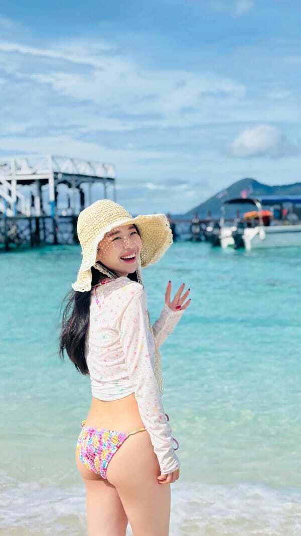 ảnh gái xinh mặc bikini đi biển che mặt 7