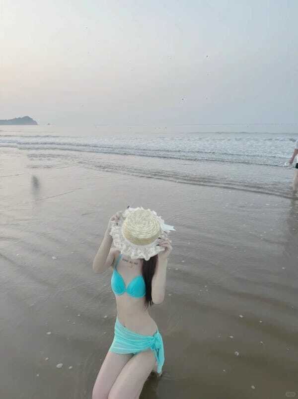 ảnh gái xinh mặc bikini đi biển che mặt 8