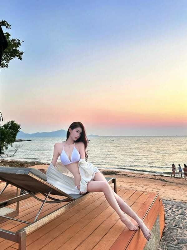 ảnh gái xinh mặc bikini đi biển