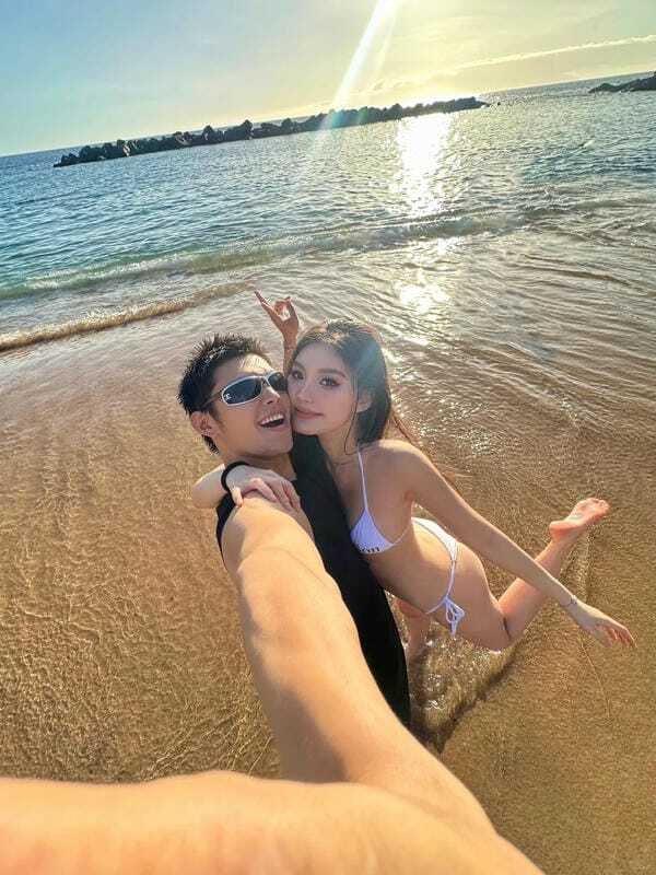 con gái mặc bikini hôn trai 1