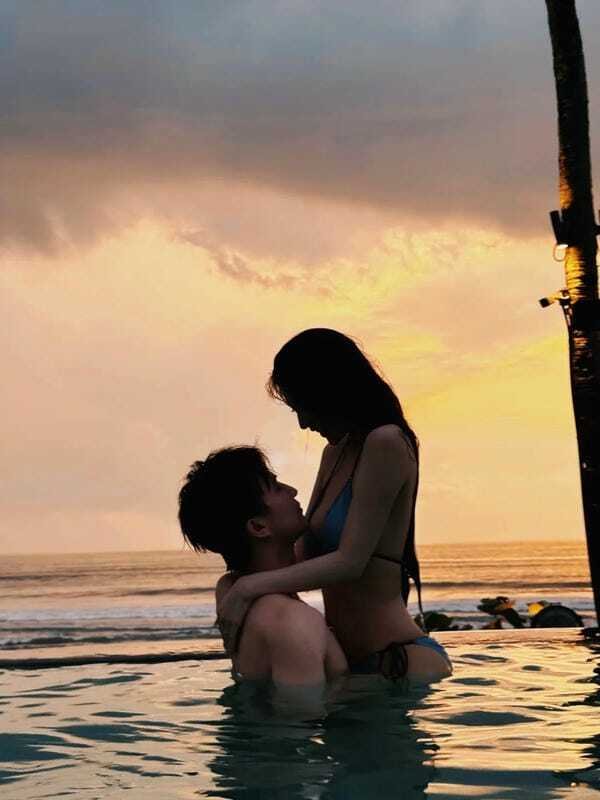 con gái mặc bikini hôn trai 11