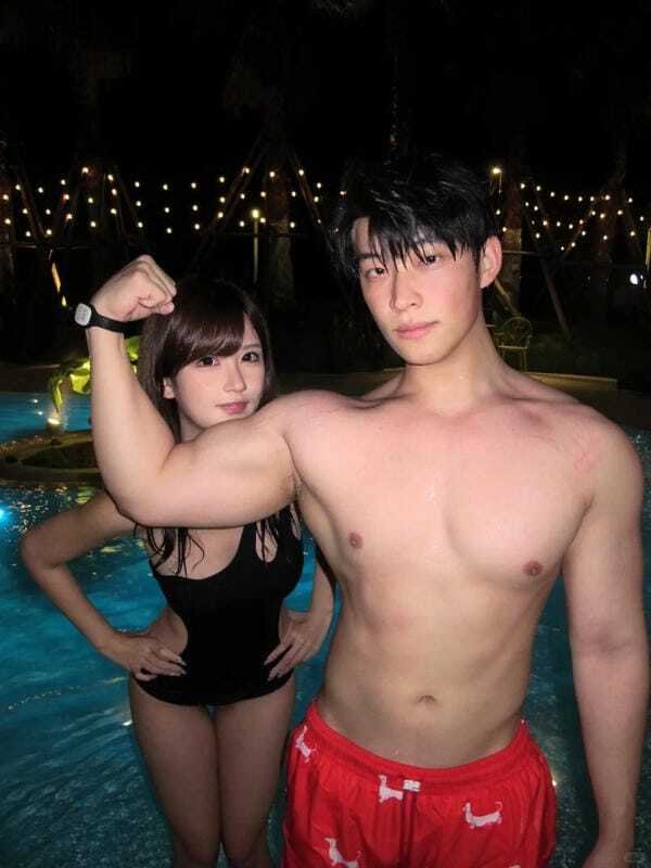 con gái mặc bikini hôn trai 14