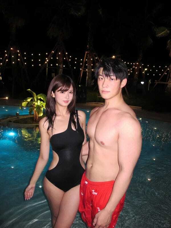 con gái mặc bikini hôn trai 15