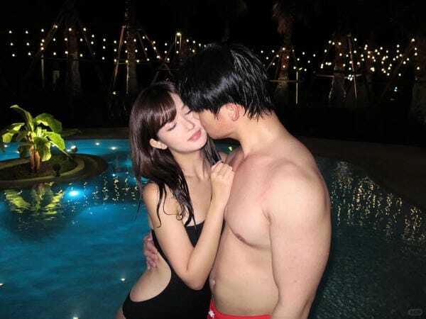 con gái mặc bikini hôn trai 16