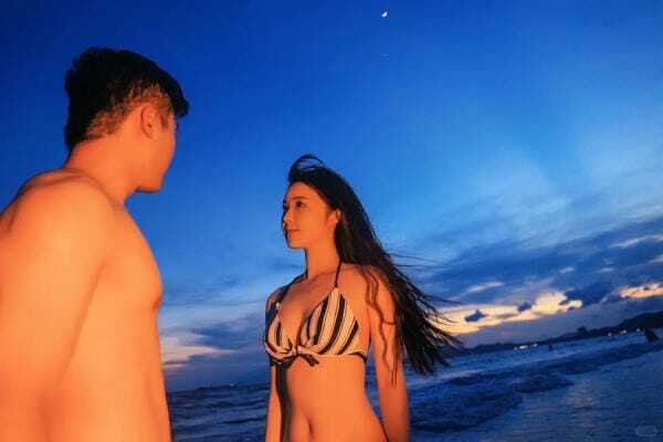 con gái mặc bikini hôn trai 19