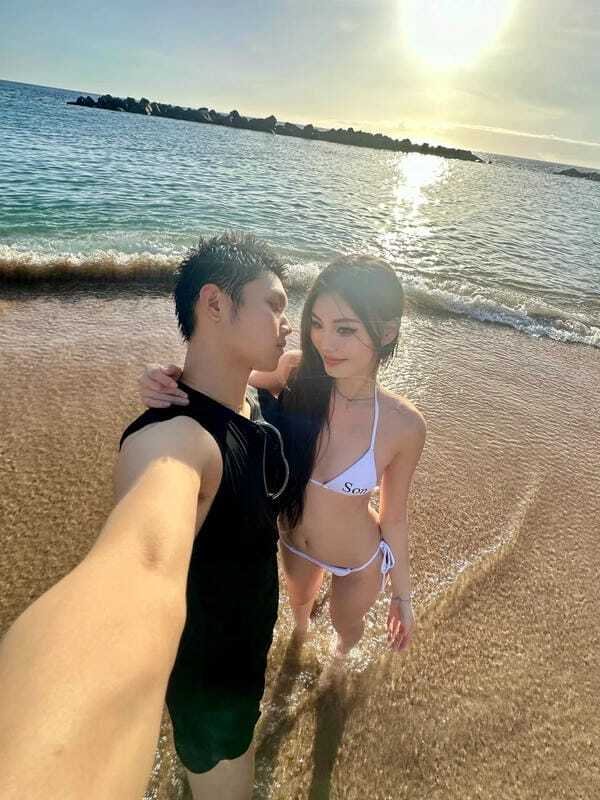 con gái mặc bikini hôn trai 2