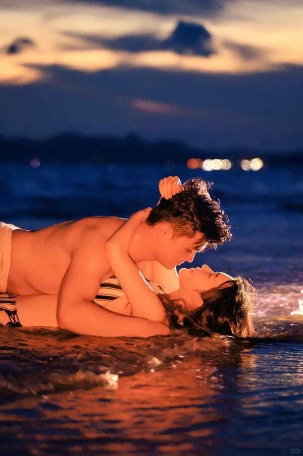 con gái mặc bikini hôn trai 20