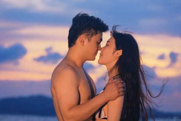 con gái mặc bikini hôn trai 21