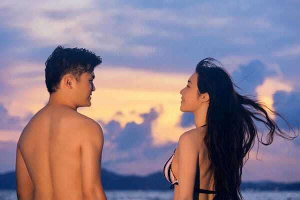 con gái mặc bikini hôn trai 22