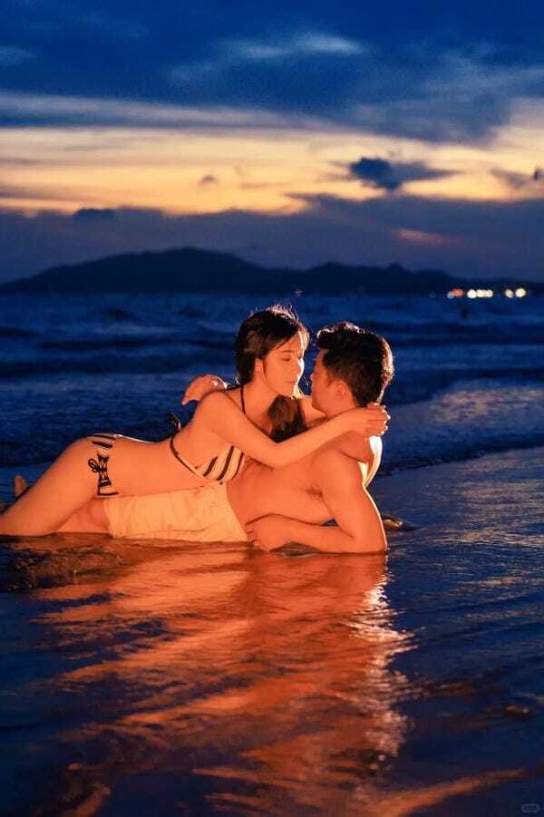 con gái mặc bikini hôn trai 23