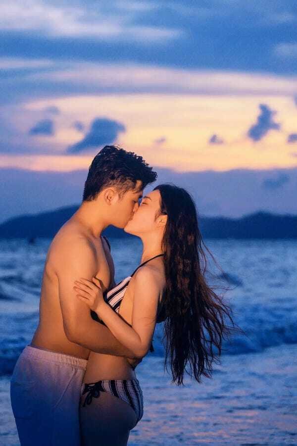 con gái mặc bikini hôn trai 24