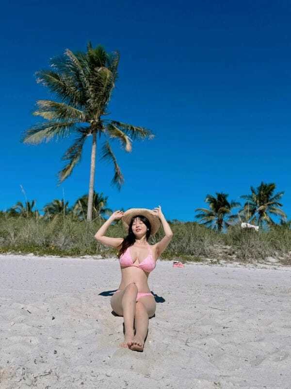 con gái mặc bikini hôn trai 27