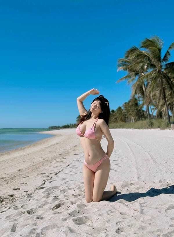 con gái mặc bikini hôn trai 28