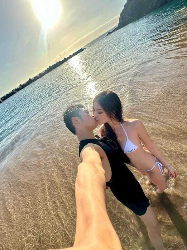con gái mặc bikini hôn trai 3