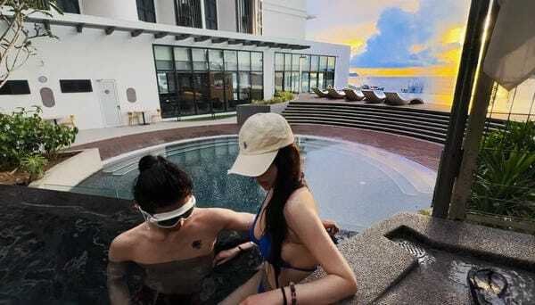 con gái mặc bikini hôn trai 32