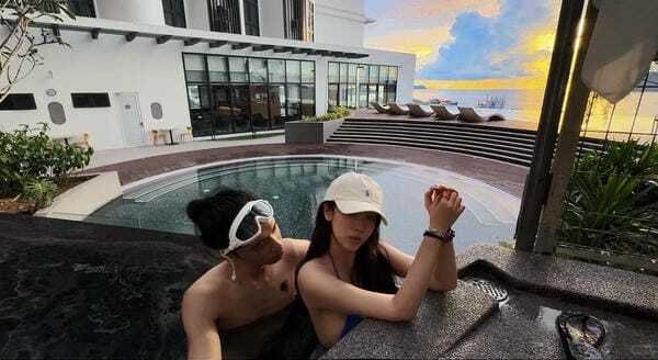 con gái mặc bikini hôn trai 33