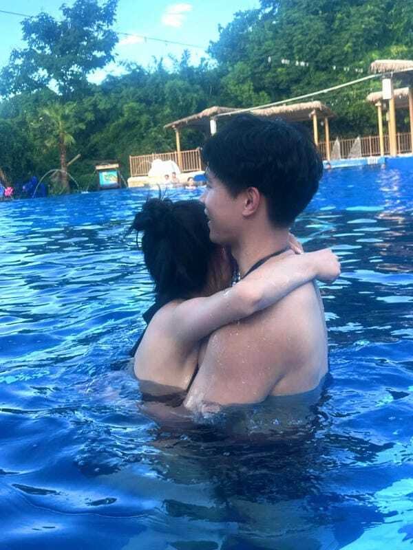 con gái mặc bikini hôn trai 6