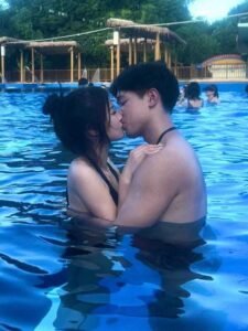 con gái mặc bikini hôn trai 7