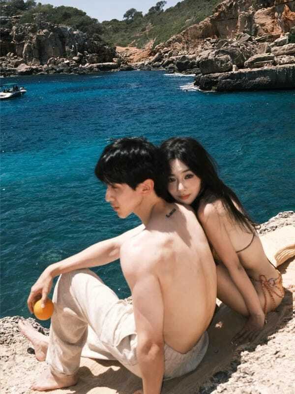 con gái mặc bikini hôn trai 8