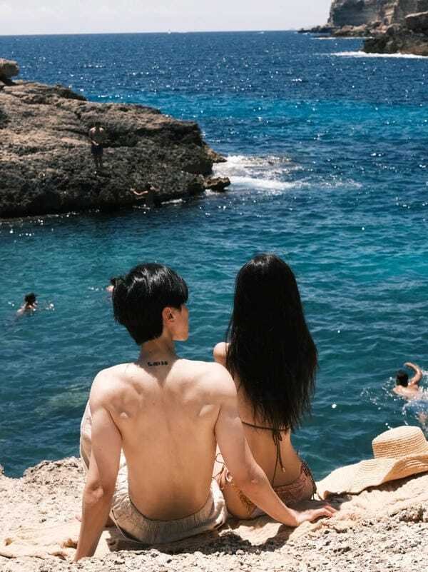 con gái mặc bikini hôn trai 9